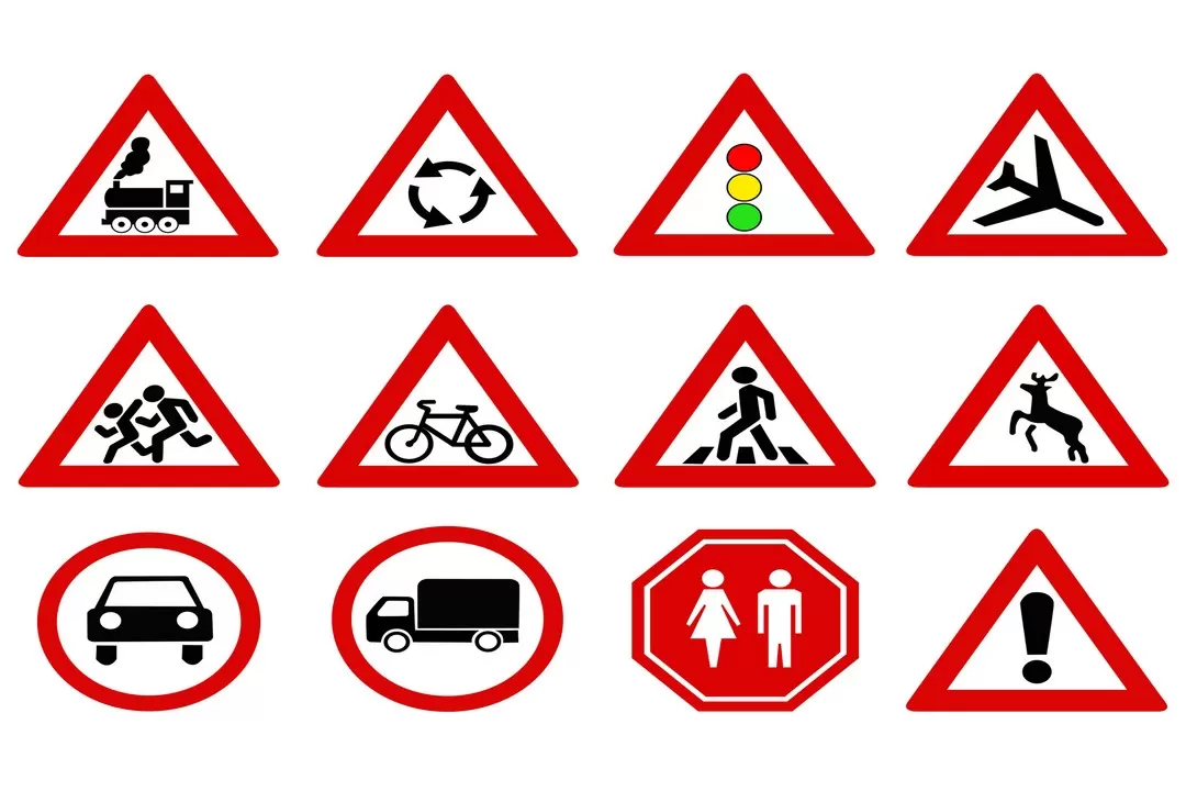 Ensemble de panneaux annonçant différents dangers